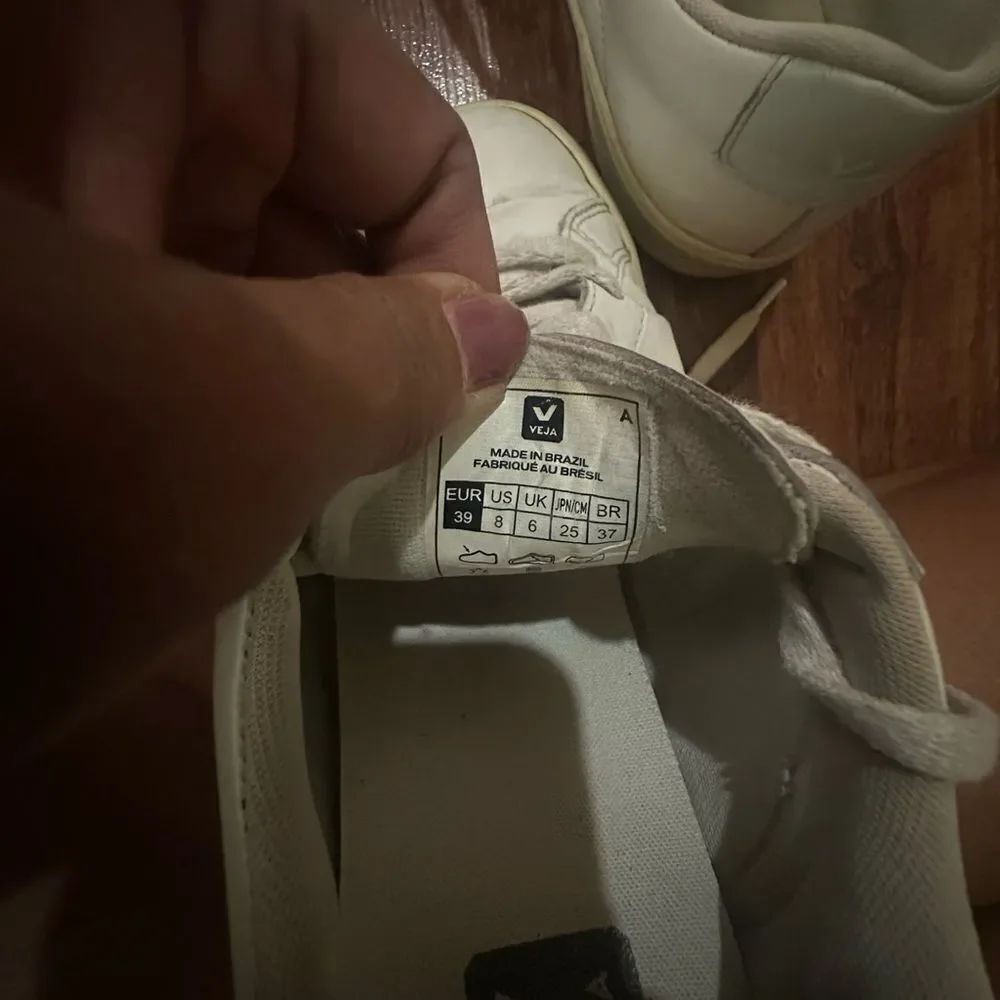 VEJA SHOES SIZE 8 - Picture 9 of 9